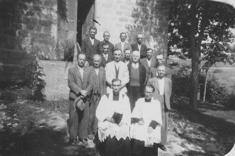 parafia polskokatolicka 1_11.jpg - Rok 1950.  Ks. Teodor Elerowski w otoczeniu Rady Parafialnej w towarzystwie ks. Józefa Nowaka - jego następcy